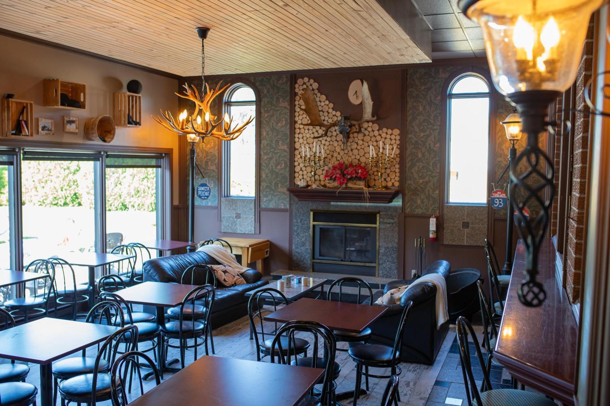 Complexe Hotelier Escoumins Лез-Эскумен Экстерьер фото