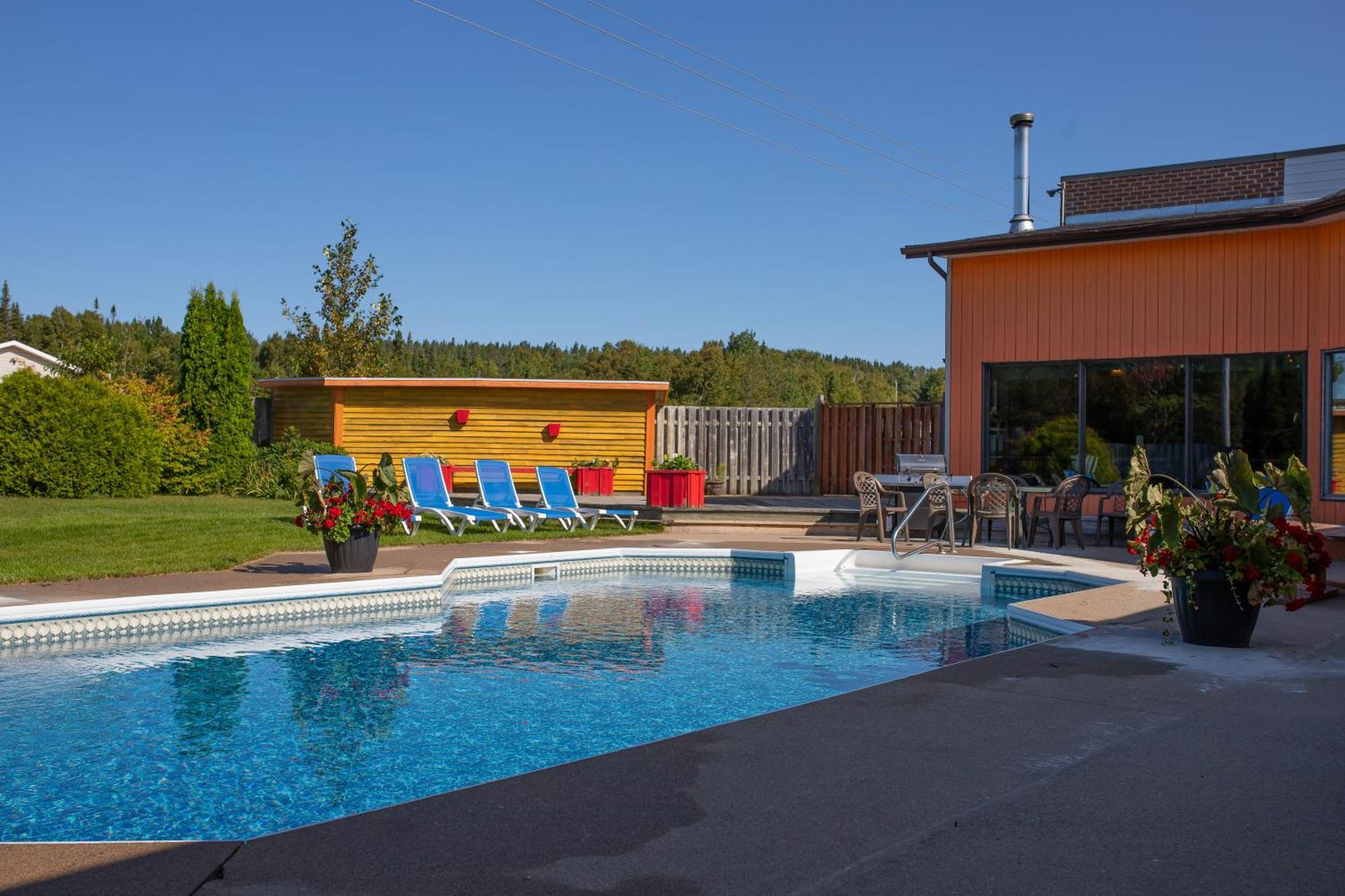 Complexe Hotelier Escoumins Лез-Эскумен Экстерьер фото
