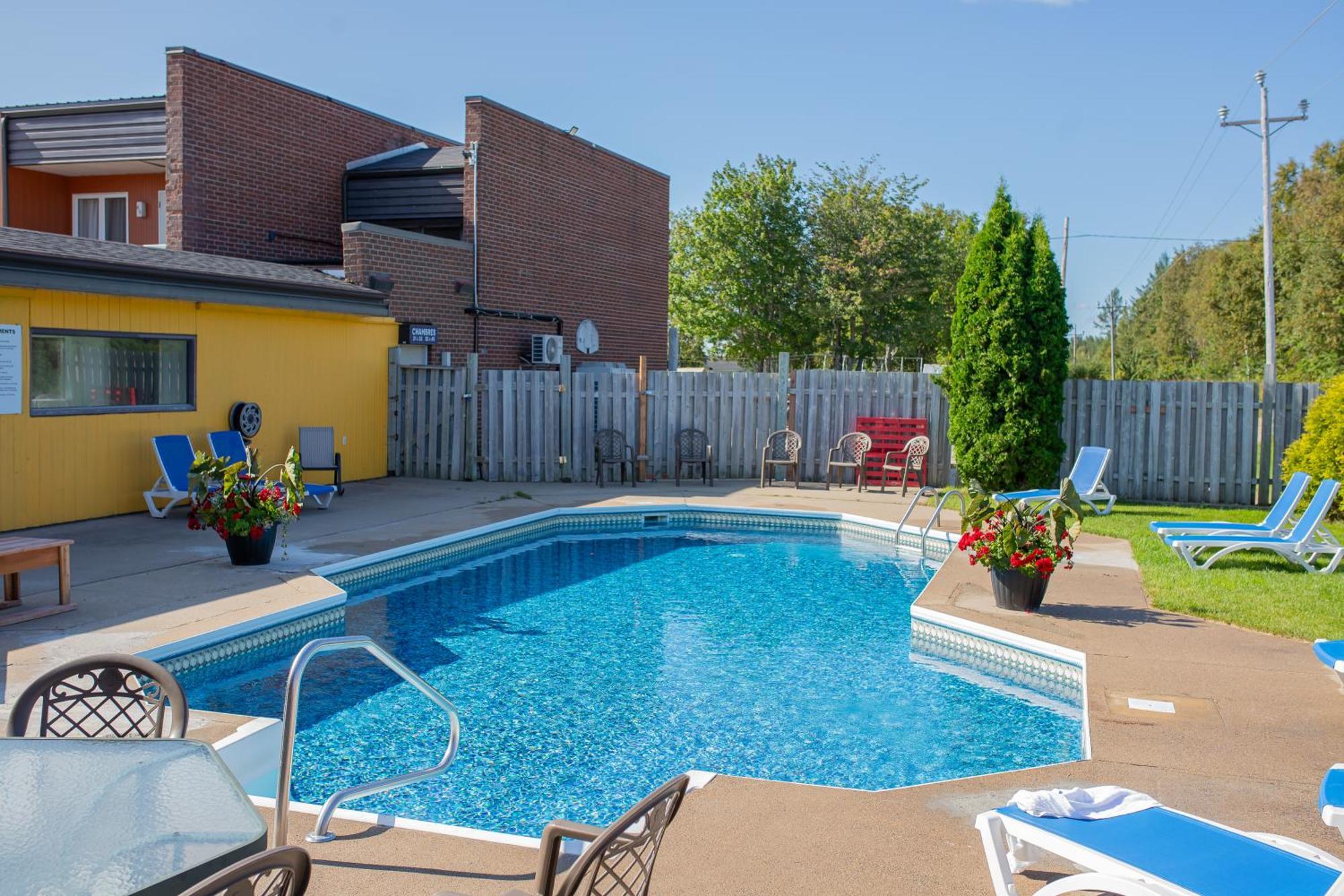 Complexe Hotelier Escoumins Лез-Эскумен Экстерьер фото