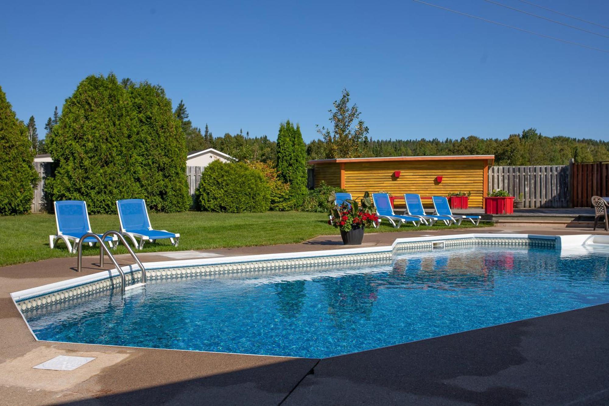 Complexe Hotelier Escoumins Лез-Эскумен Экстерьер фото