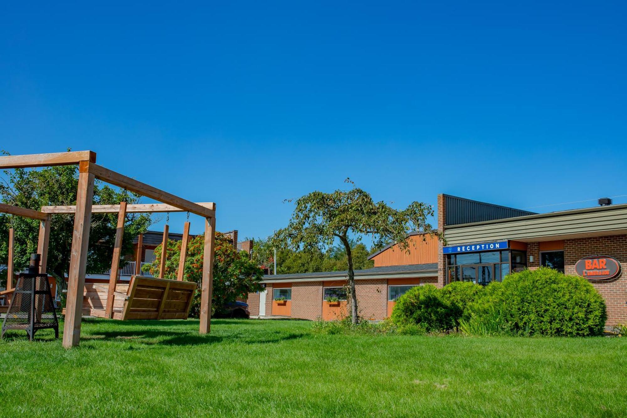 Complexe Hotelier Escoumins Лез-Эскумен Экстерьер фото