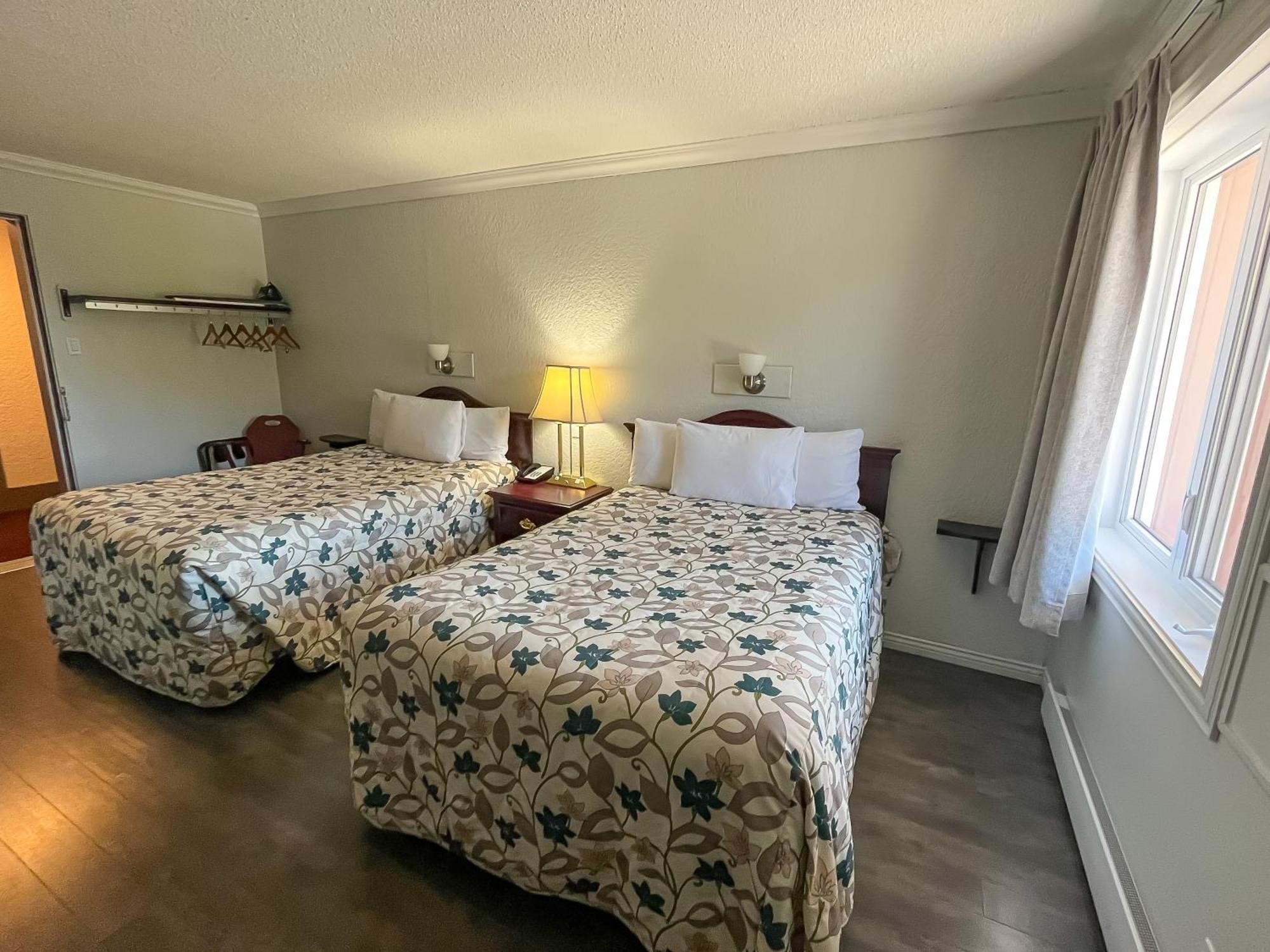 Complexe Hotelier Escoumins Лез-Эскумен Экстерьер фото