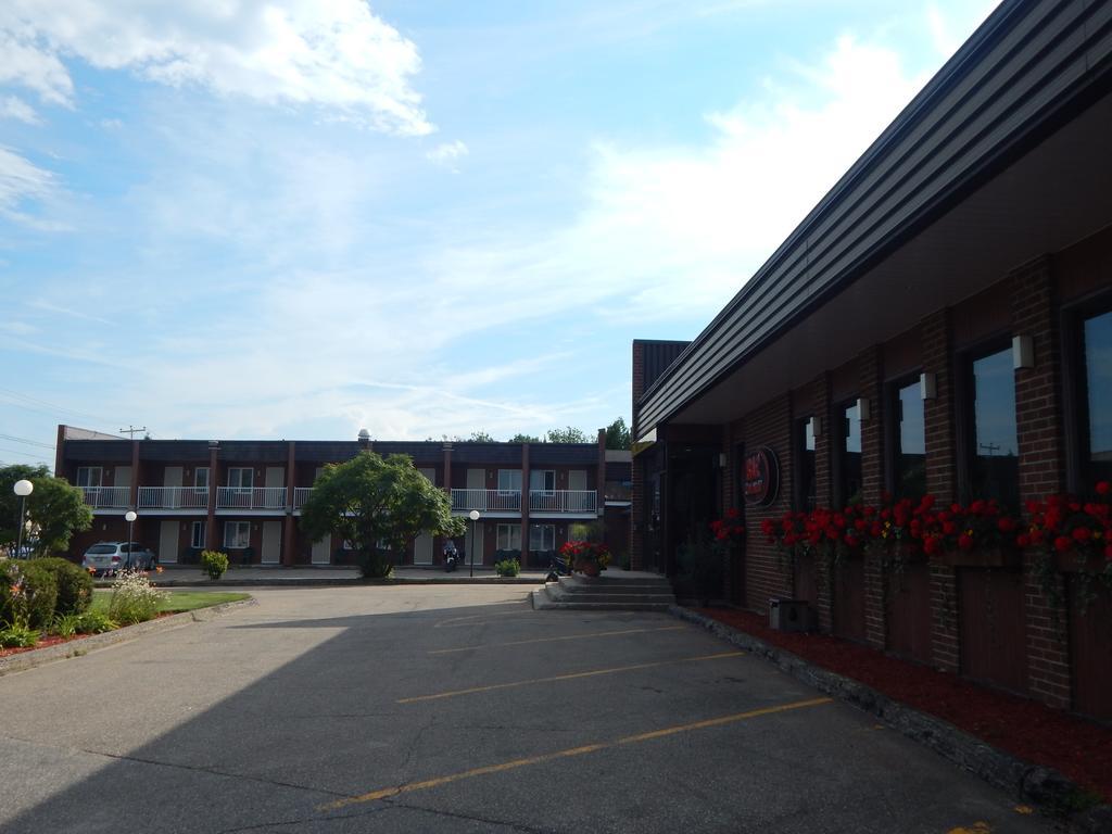 Complexe Hotelier Escoumins Лез-Эскумен Экстерьер фото